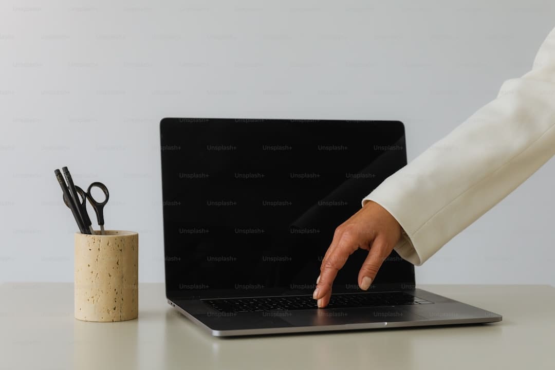 生育补助导致奶粉提价？记者查询：价格动摇实为促销调整 部分产品还在降价